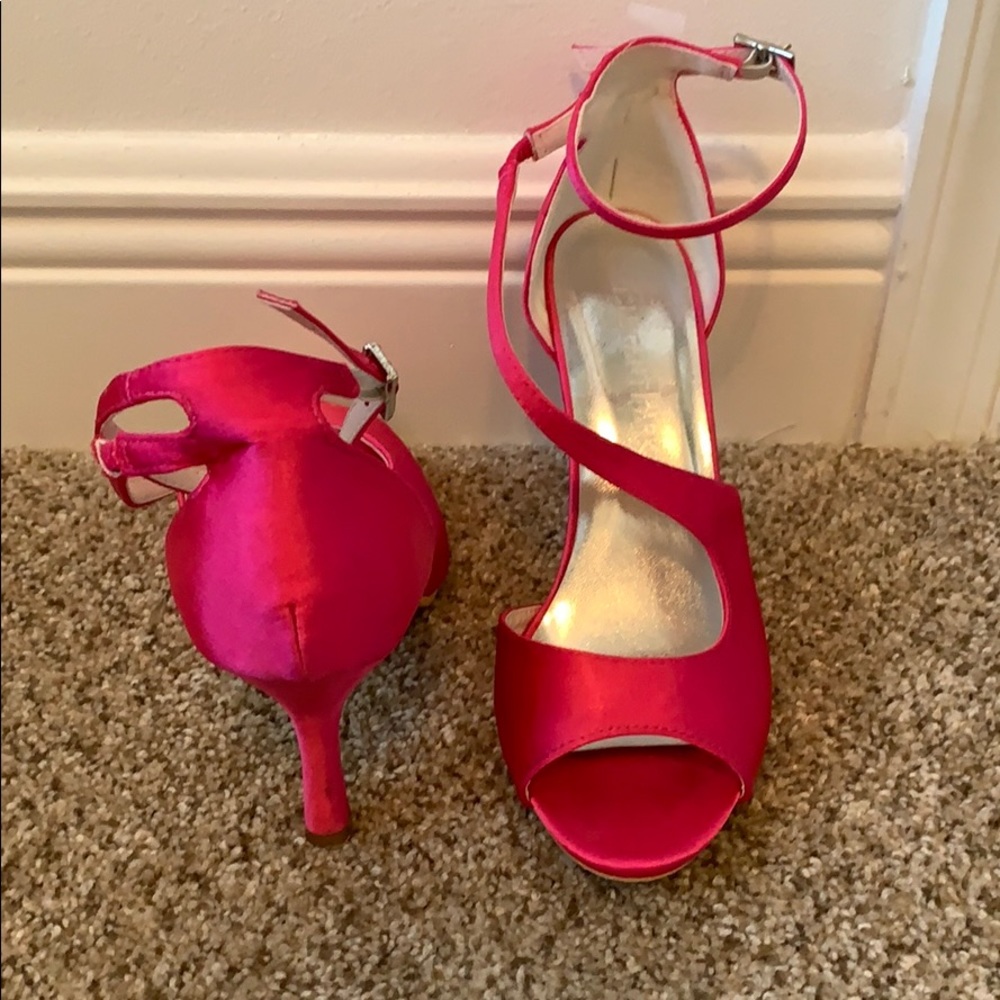 Elegant Park Hot Pink Heels - Picture 3 of 4